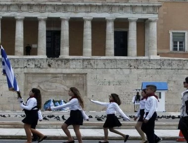 Ολοκληρώθηκε η μαθητική παρέλαση στο κέντρο της Αθήνας για την επέτειο της 25ης Μαρτίου (φωτό) (upd)